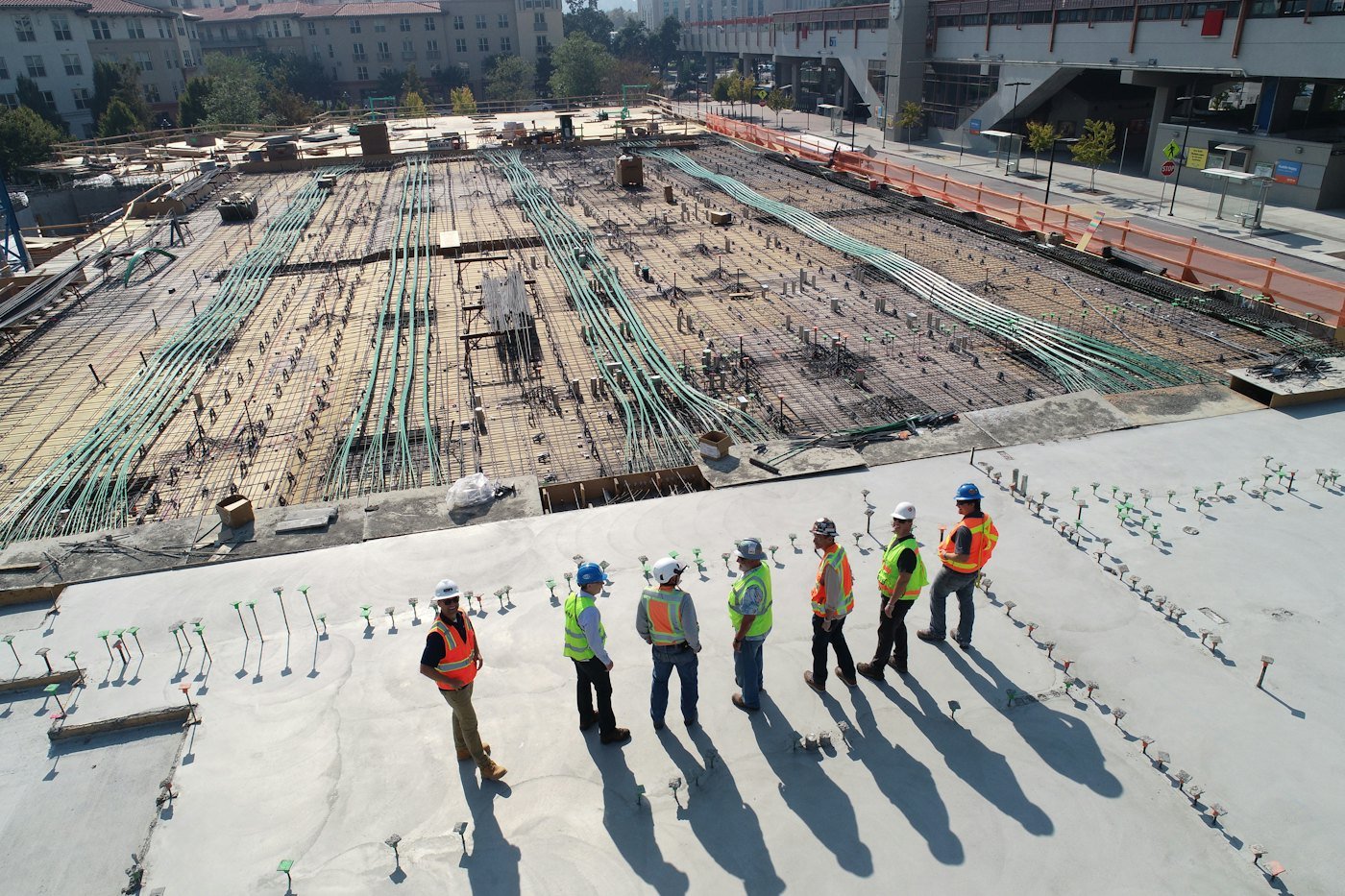 Équipe de compagnons en gilets haute visibilité sur un chantier de fondations