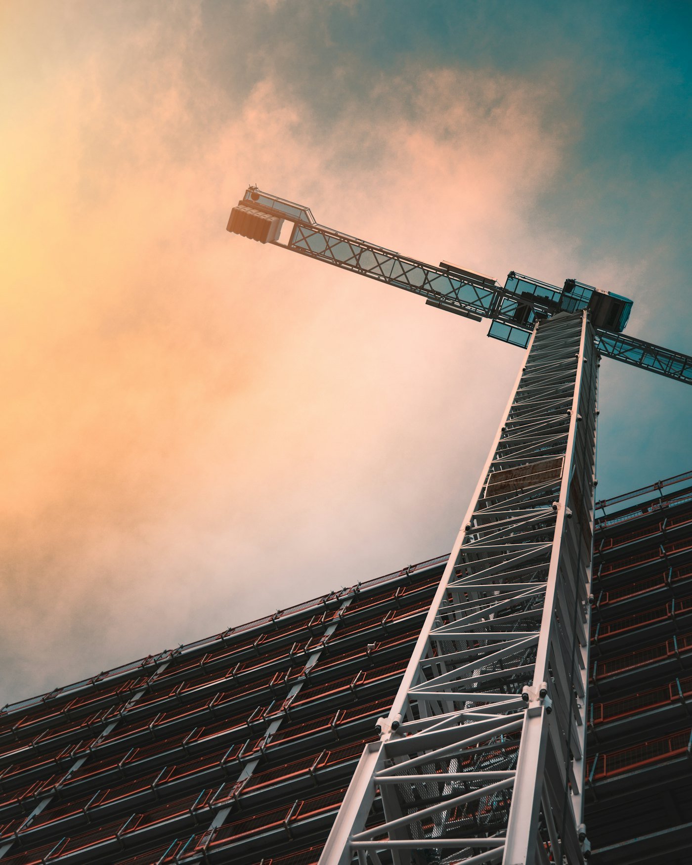 Grue de chantier se découpant sur un ciel lumineux
