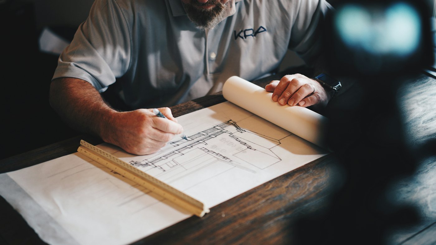 Professionnel annotant des plans de construction