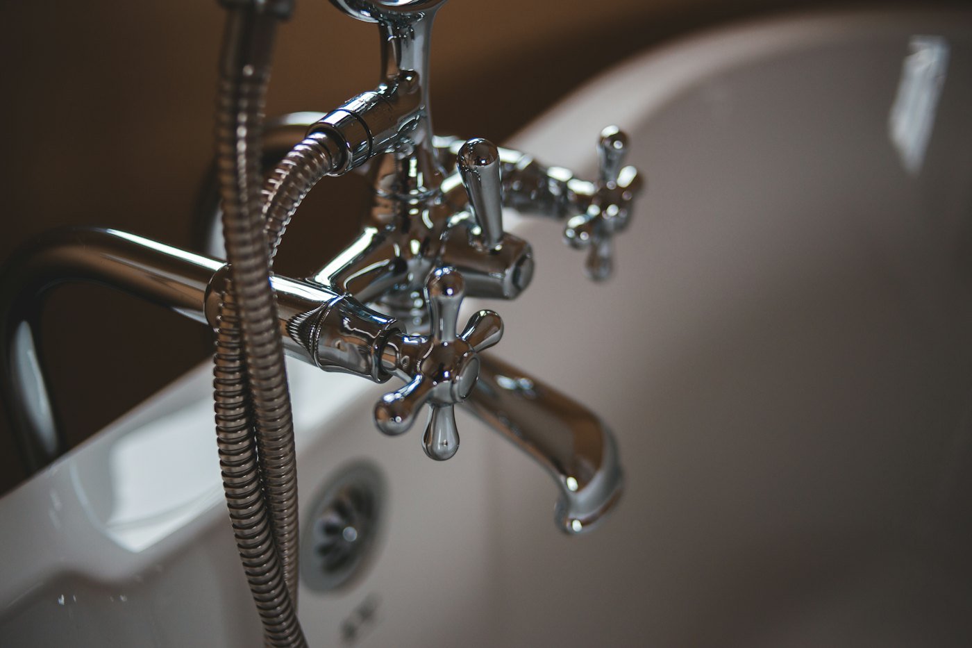 Robinetterie chromée installée sur une baignoire