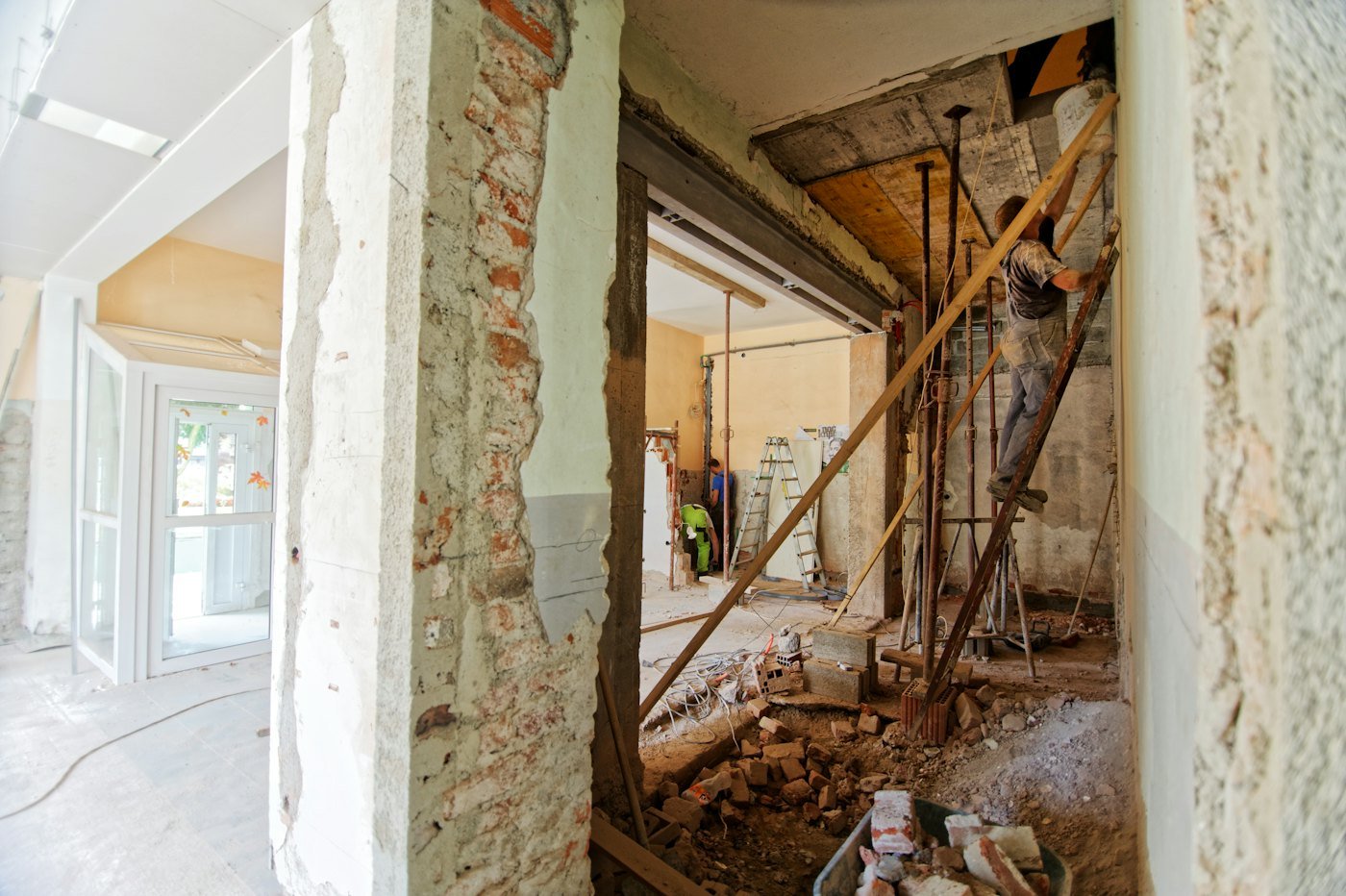 Intérieur en cours de rénovation, murs mis à nu et étais en place