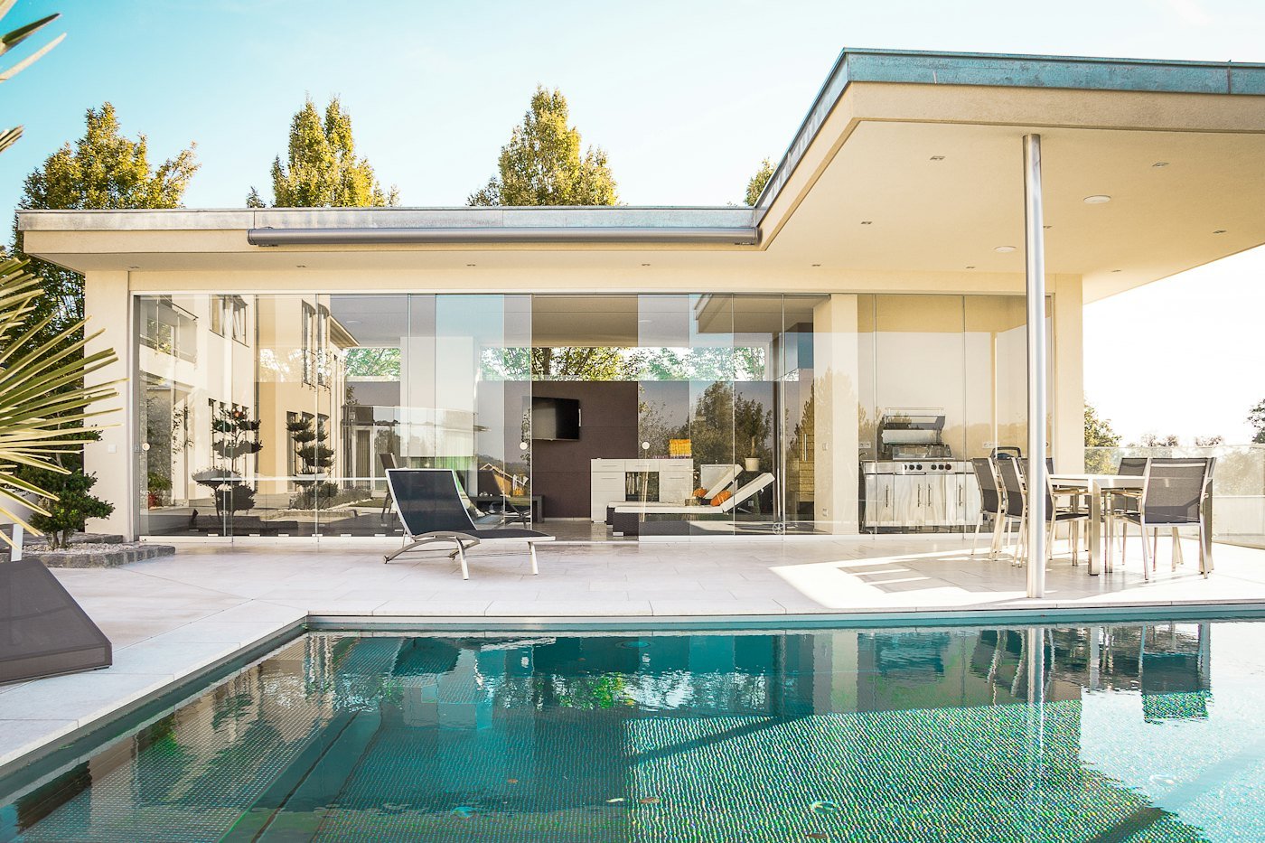 Villa contemporaine avec piscine et grandes baies vitrées